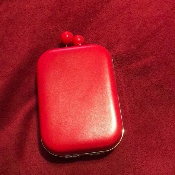 Elizabeth Arden Clutch with chain! 4 1/2 across and 5 1/2 top to bottom - Picture 2 of 7